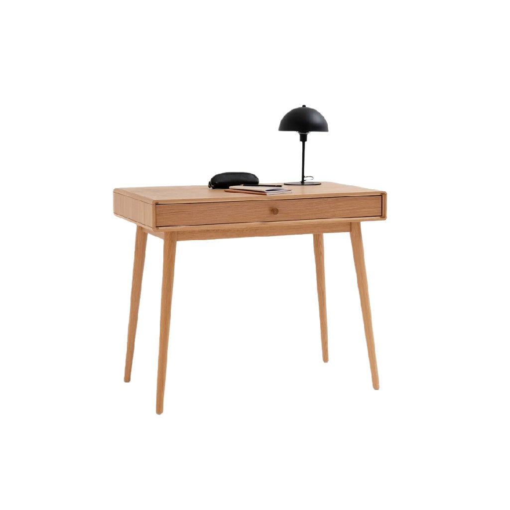 Escritorio de oficina de madera con cajón.