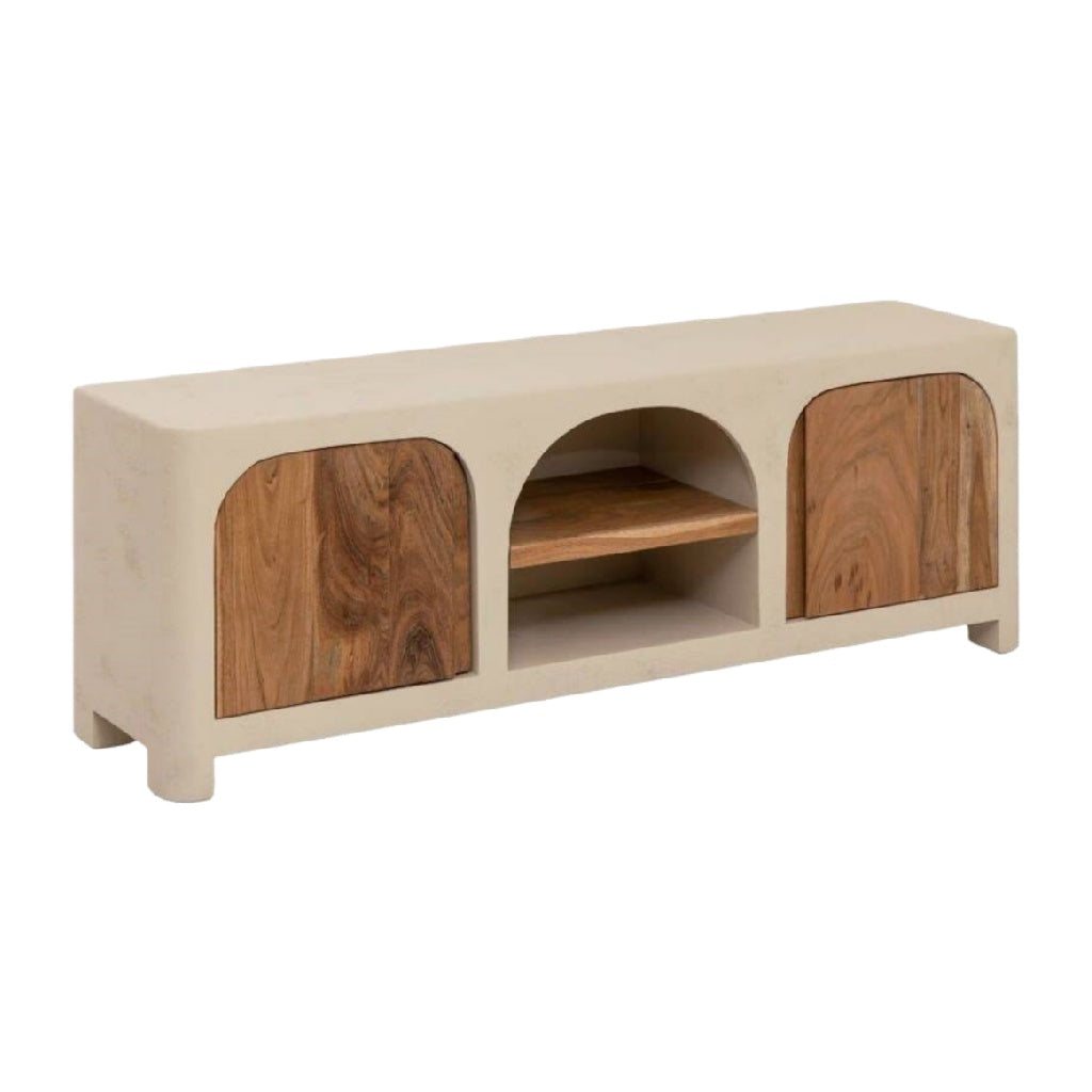 Mueble de TV bajo con puertas de madera y nicho central.